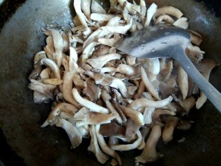蘑菇小炒,把蘑菇放入锅中，翻炒