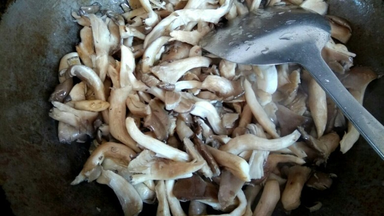 蘑菇小炒,把蘑菇放入锅中，翻炒