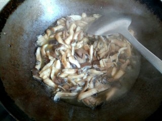 蘑菇小炒,虽然已经攥干，但是蘑菇还是会炒出水份