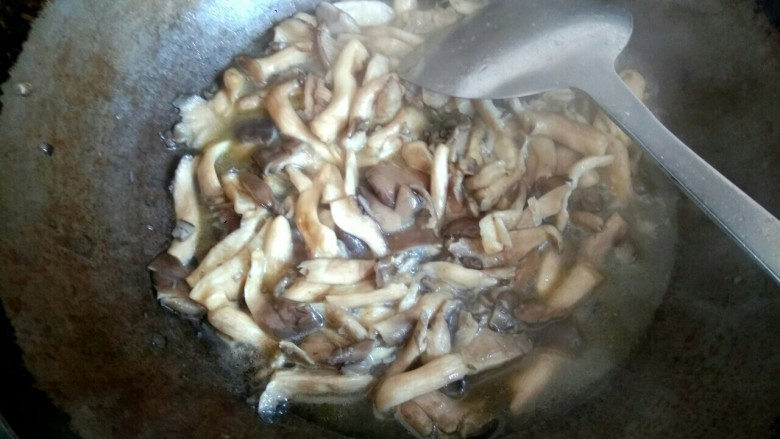 蘑菇小炒,虽然已经攥干，但是蘑菇还是会炒出水份