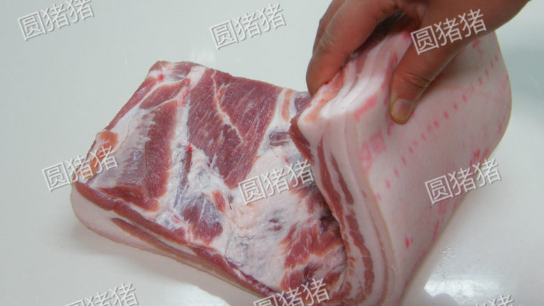 如何炖出不腻的东坡肉--酒店做法及家庭做法,首先选肉要选肉厚，多层次,肉质紧致的带皮五花猪肉。
