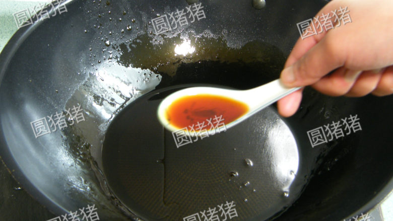 如何炖出不腻的东坡肉--酒店做法及家庭做法,放凉后加入清水50ml,重新加热将糖色煮成褐色糖浆水。