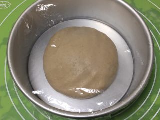全麦咖啡果酱面包,整理滚圆，放入模具，盖上保鲜膜。