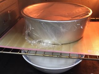 全麦咖啡果酱面包,烤箱发酵档，底部放一碗热水，模具送入烤箱发酵60分钟。