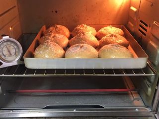 全麦咖啡果酱面包,烤箱预热至180度，金盘送入烤箱烤制20分钟。