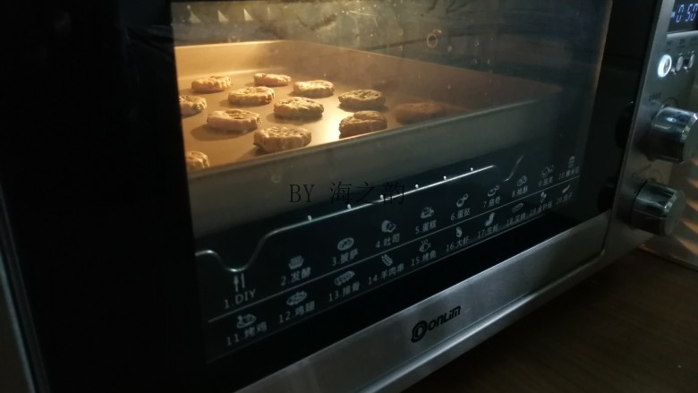 香葱苏打饼干,放入已经预热到，上火165度下火170度的东菱K40C烤箱中下层烘烤15分钟左右