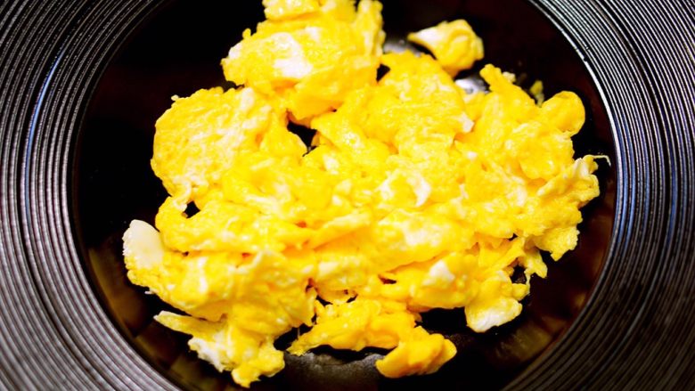 蒜苗炒蛋（简单美味版）,先炒鸡蛋，先炒鸡蛋，先炒鸡蛋（重要事情说三遍）加入上图一半的盐