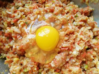 红油酸汤水饺,打入一个鸡蛋搅拌均匀。