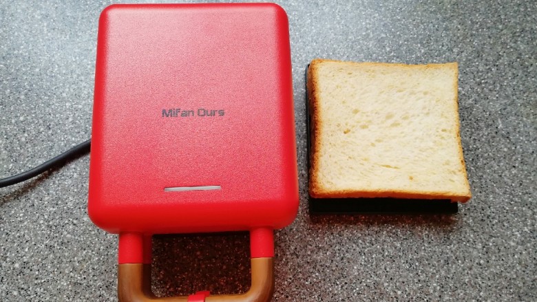 全麦蔬菜三明治,准备好三明治早餐机和<a style='color:red;display:inline-block;' href='/shicai/ 9247'>全麦吐司</a>。