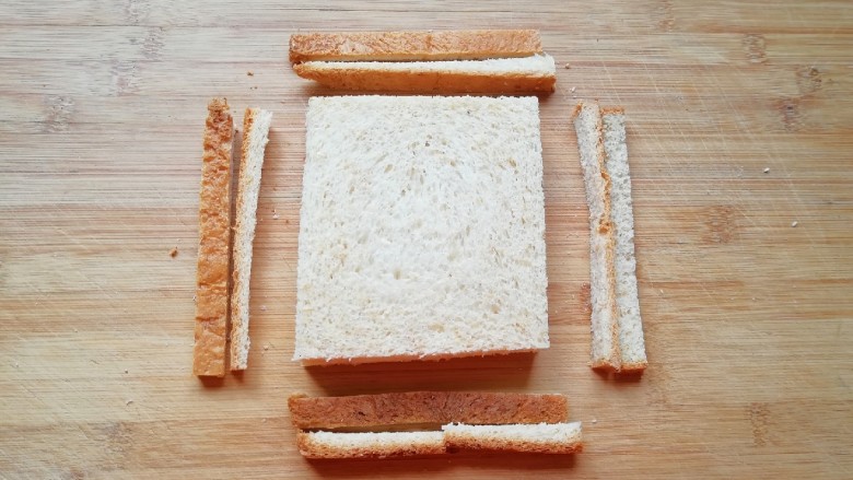全麦蔬菜三明治,全麦吐司两片摞起来切去四边。