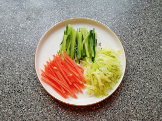 全麦蔬菜三明治,蔬菜分别洗干净切成丝。