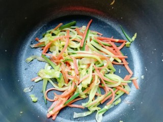 全麦蔬菜三明治,平底锅刷一层食用油，下入蔬菜丝翻炒至蔬菜丝变软即可，放少许盐调味。