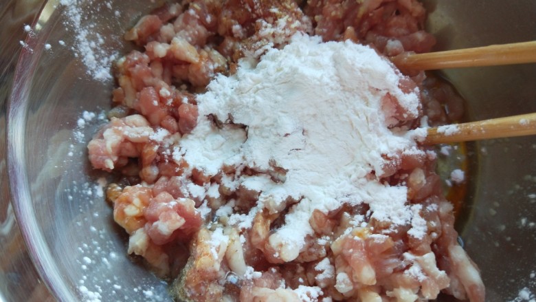 名厨私房菜  番茄猪肉丸子,加入一个蛋青，适量淀粉。