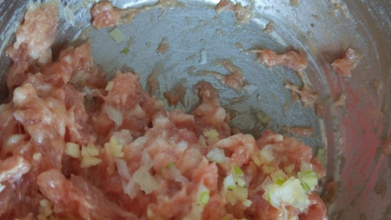 名厨私房菜  番茄猪肉丸子,往一个方向搅拌上劲。