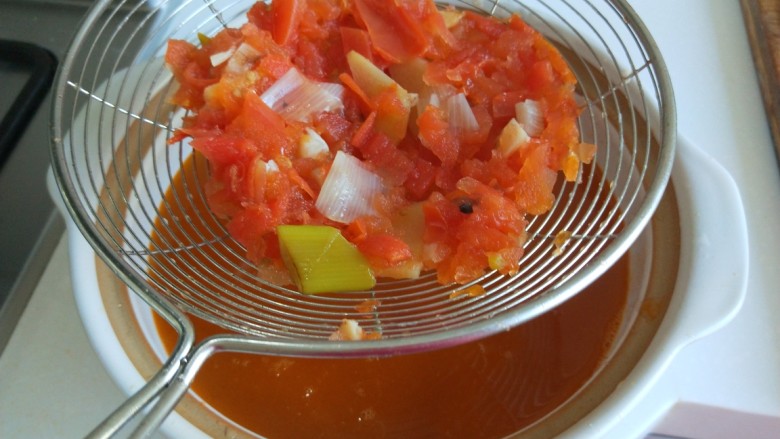 名厨私房菜  番茄猪肉丸子,改成砂锅，用漏勺过出番茄渣，只留汁液。