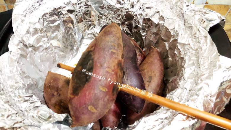 砂锅烤地瓜,烤了一段时间后，可用筷子戳红薯，如果能够轻易穿透，红薯就烤熟了。