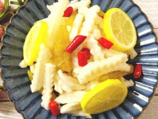 柠檬泡椒萝卜条,取出就可以吃了，酸甜爽脆，超好吃。