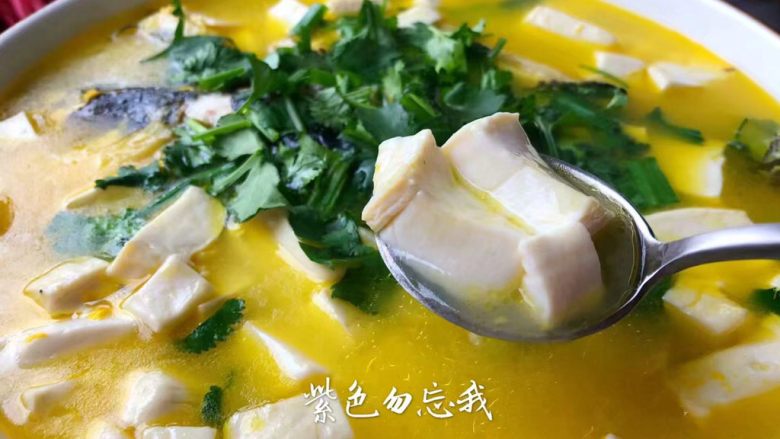 黄骨鱼豆腐汤,好喝的鱼汤炖好了，鱼肉鲜嫩，鱼汤鲜美，完美极了。