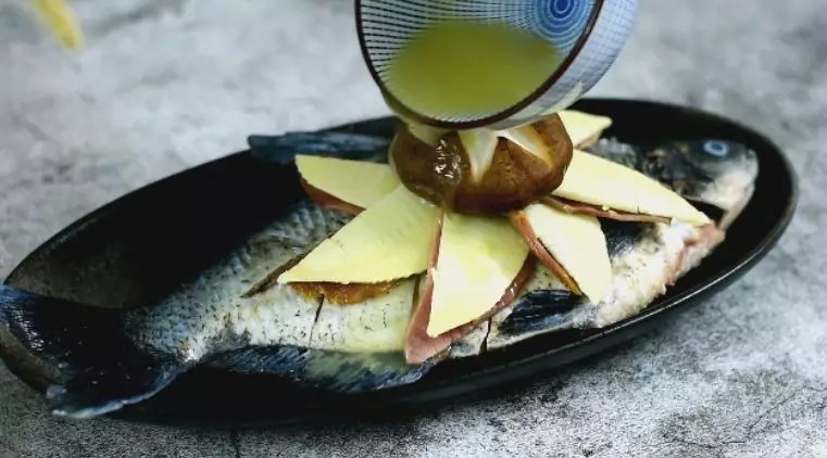 清蒸扁鱼最好吃的做法,味道鲜美,口感鲜嫩,淋上高汤，沸水蒸7分钟即可