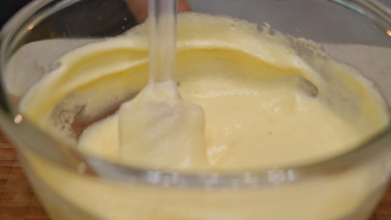 北海道芝士奶油杯子蛋糕,用刮刀轻轻搅拌均匀