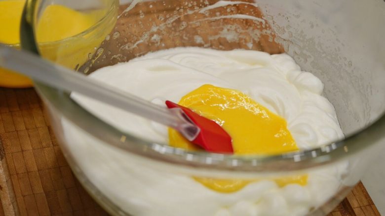 北海道芝士奶油杯子蛋糕,倒入一半的蛋黄糊