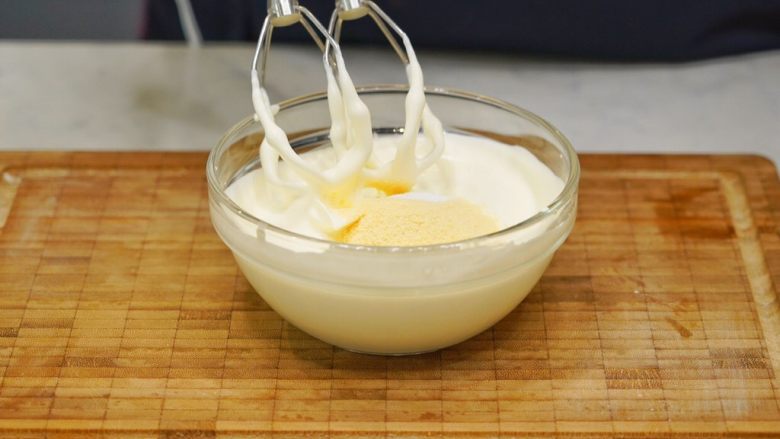 北海道芝士奶油杯子蛋糕,加入盐和帕玛森芝士粉, 继续搅打均匀