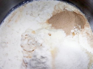 超绵软吐司（一次发酵）,所有材料除黄油以外放入厨师机揉面桶内。盐和酵母分开摆放。