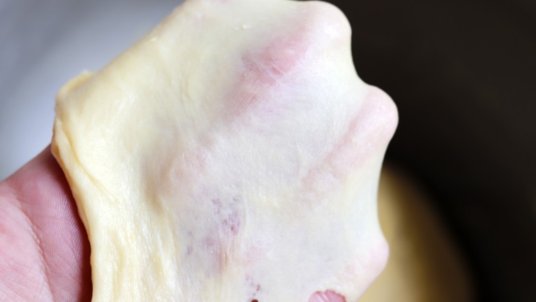 超绵软吐司（一次发酵）,面团揉至可以拉出比较坚韧的手套膜即可。
