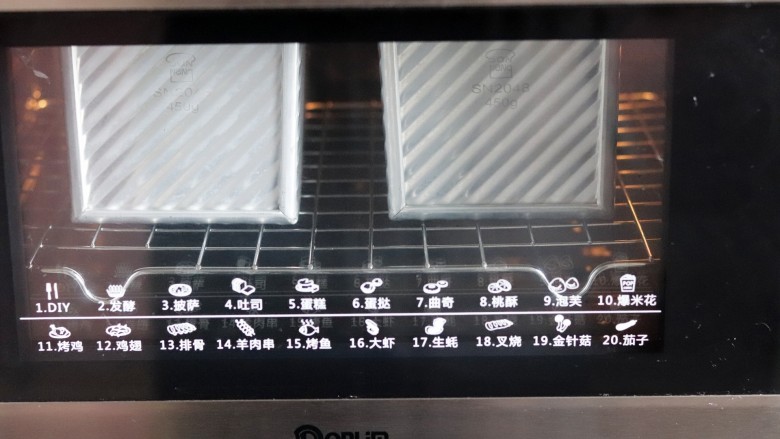 超绵软吐司（一次发酵）,烤箱200度预热，放入烤箱烘烤40分钟。