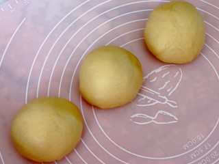 超绵软吐司（一次发酵）,其中一份面团分成3等份揉圆。