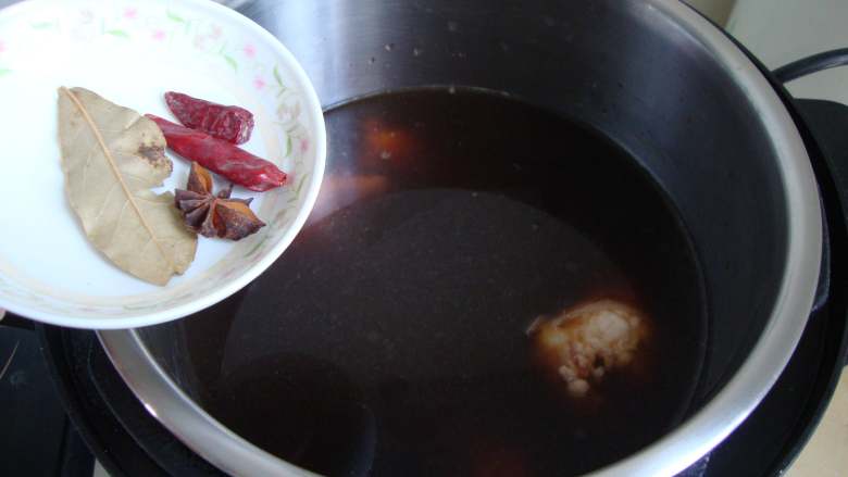 卤猪尾,老汤中放入猪尾，加适量开水、葱姜、香叶、干辣椒、八角