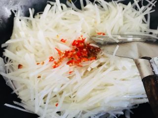 牛肉萝卜小火锅,锅里放色拉油，烧热放入萝卜丝，翻炒放入小米辣碎，（不吃辣椒可以不放）  放入盐 鸡精适量。翻炒一会