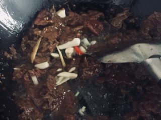 牛肉萝卜小火锅,加入大蒜头翻炒，至熟透
