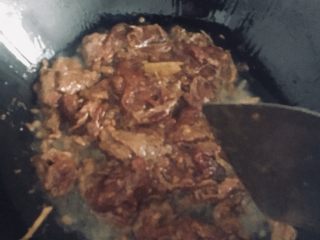 牛肉萝卜小火锅,放入色拉油烧热，放入姜片，翻炒放入牛肉（有淀粉会有些粘锅，建议油烧热一点）