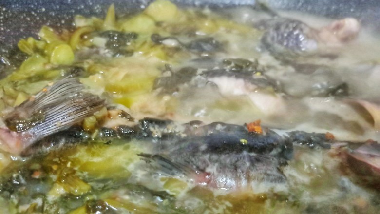 酸菜昂刺鱼,开大火慢慢炖至鱼入味。