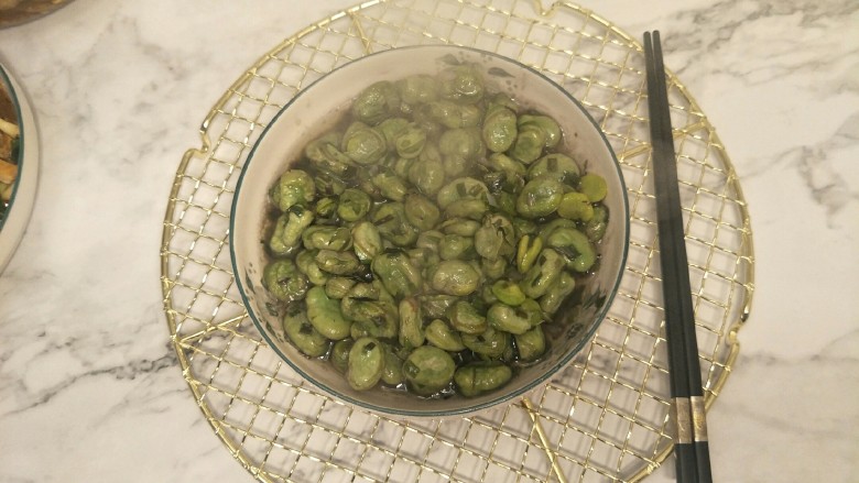 翡翠豆-葱油炒蚕豆,就可以盛出开吃啦，色泽翠绿，粉粉的。很有小葱香