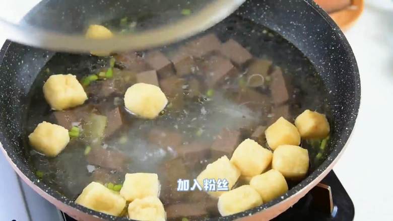 手鸭血粉丝汤，热乎乎的赶快来上一碗吧,加入粉丝，加盖煮5分钟。