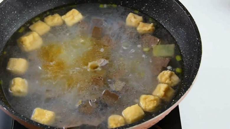 手鸭血粉丝汤，热乎乎的赶快来上一碗吧,加入盐、鸡精、生抽调味。