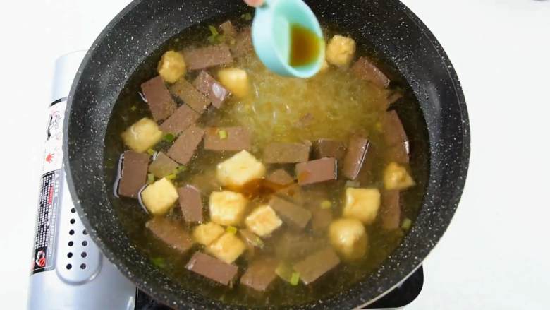 手鸭血粉丝汤，热乎乎的赶快来上一碗吧,出锅前加入胡椒粉、芝麻油，再撒上香菜即可。