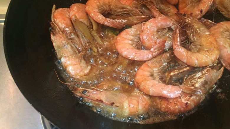 红焖油爆大虾🎉,要把全部的虾都煎的壳变脆，吃起来连壳一起吃，更加好吃啊。