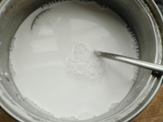 自制肠粉,把粉分两次倒入搅拌均匀调成粉浆。