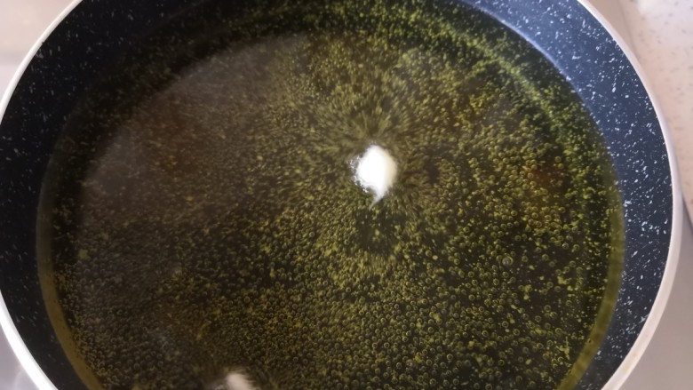 椒盐软炸虾——教你做挂浆饱满的软炸虾,锅里倒入适量的油，油温热到150度左右(放一点面糊到油锅里，面糊呈现图片上的状态就可以了)
