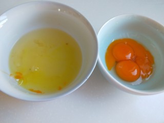 #微波炉食谱#三丁蒸蛋糕,鸡蛋分开打入碗中。