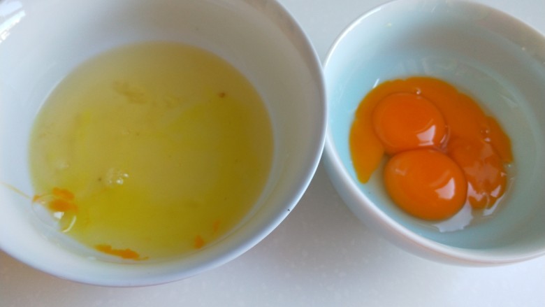 #微波炉食谱#三丁蒸蛋糕,鸡蛋分开打入碗中。