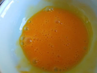 #微波炉食谱#三丁蒸蛋糕,蛋黄加入少许盐搅拌均匀。