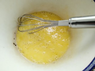 自制肠粉,取一个容器打入鸡蛋，加少许盐打散。