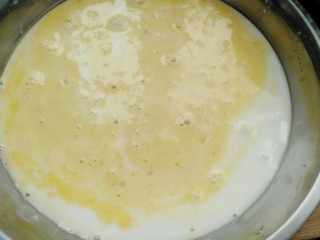 自制肠粉,另一个盘子同样刷上油，倒入两勺粉浆加入一半蛋液。