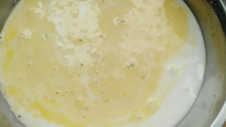 自制肠粉,另一个盘子同样刷上油，倒入两勺粉浆加入一半蛋液。