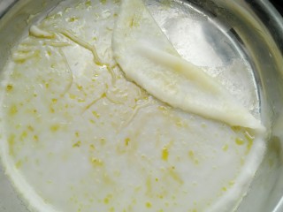 自制肠粉,蒸熟的肠粉取出。换另一份进去蒸。把蒸熟的肠粉用刮刀刮起卷成条。