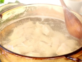 鸡肉松（面包机版）,放入锅中，加适量清水煮沸，撇去浮沫